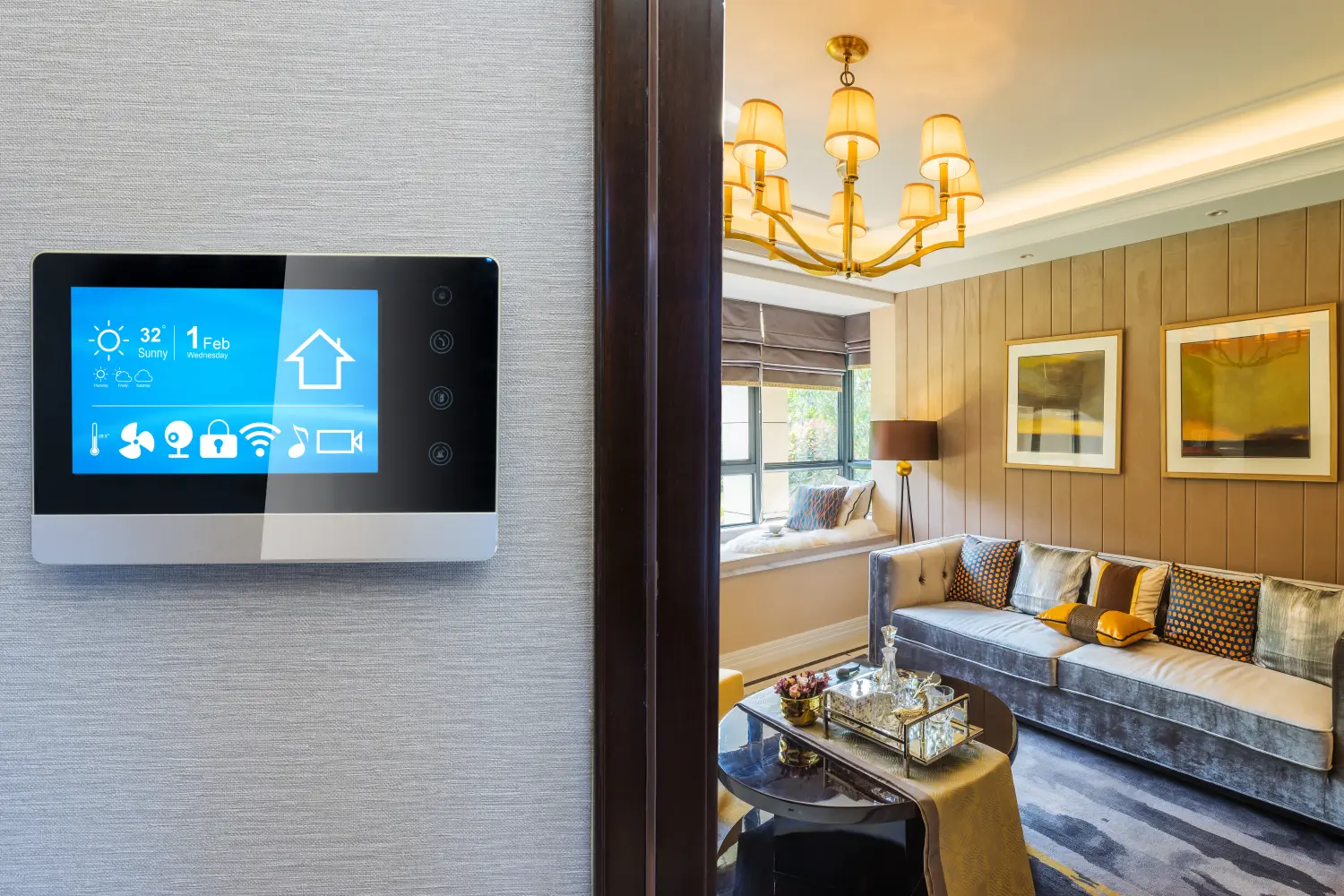 Schönes modernes Haus mit Solarmodulen. Klarer Himmel, Sonne.