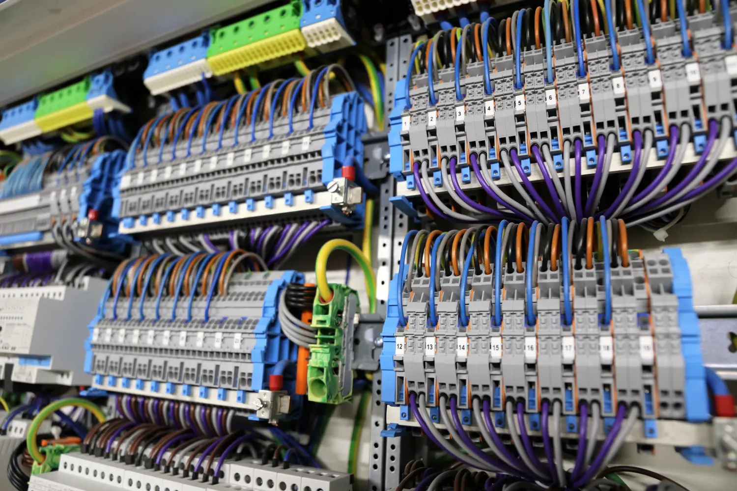 Moderne Eleganz in einer eleganten, sauberen Loftwohnung, generiert durch KI